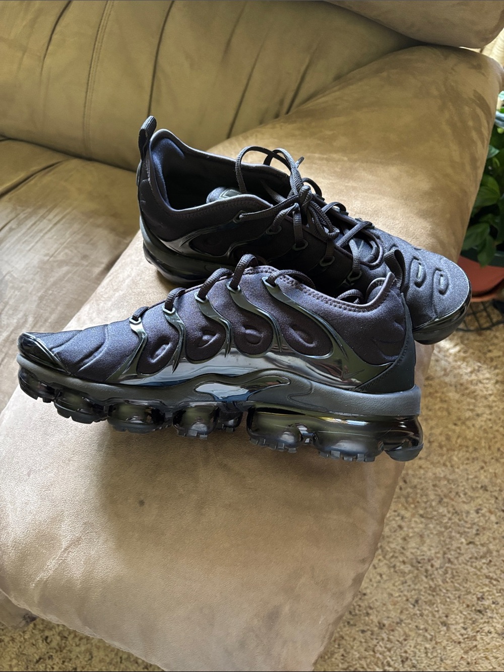 Men's All-Black Cushioned Performance Sneakers
